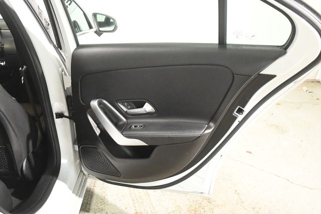 Vehicle image 25 of 30