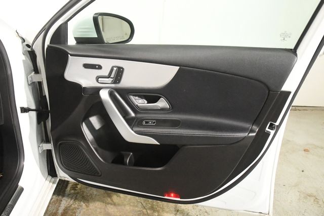 Vehicle image 23 of 30