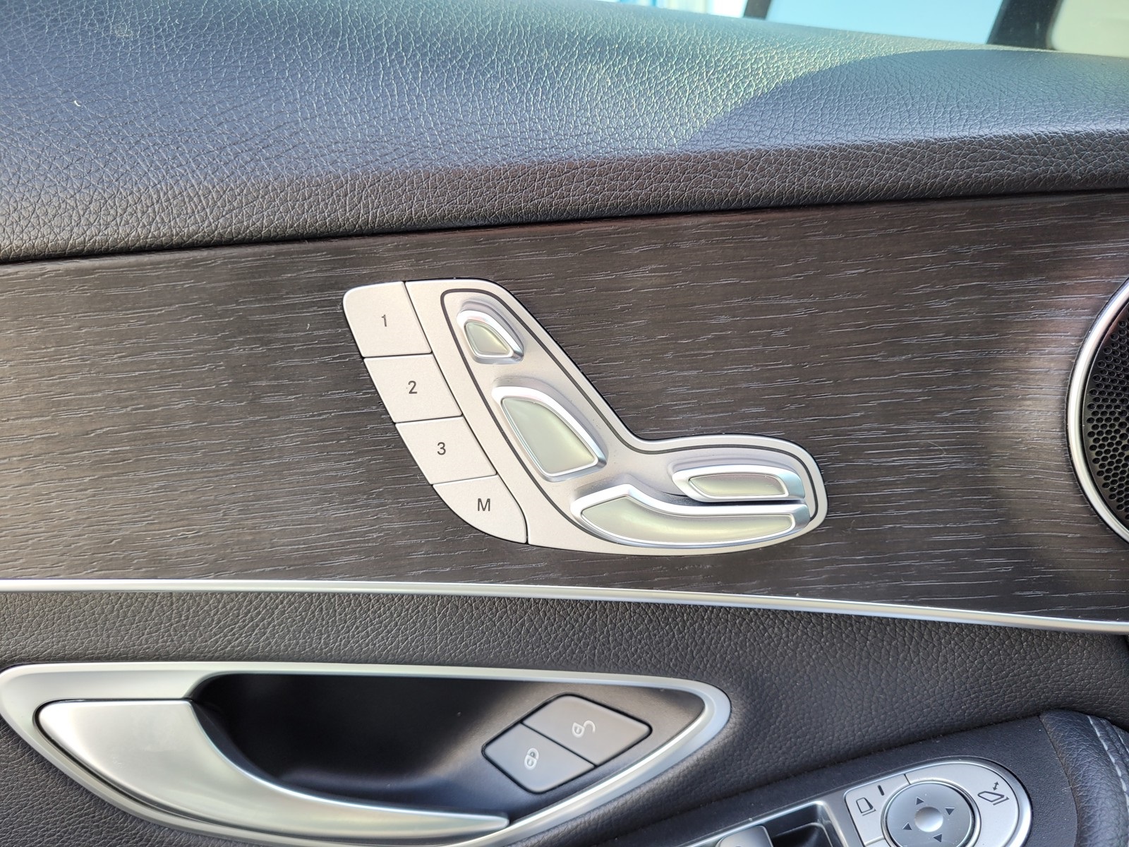 Vehicle image 17 of 35