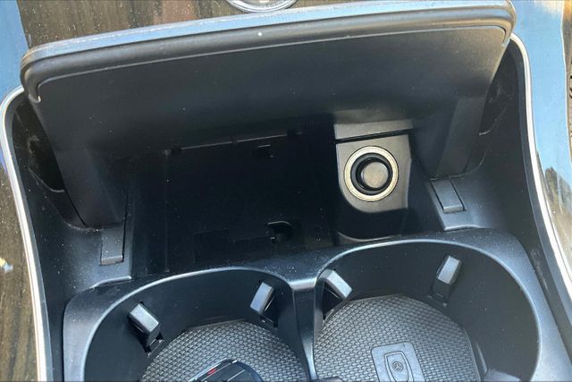 Vehicle image 31 of 33