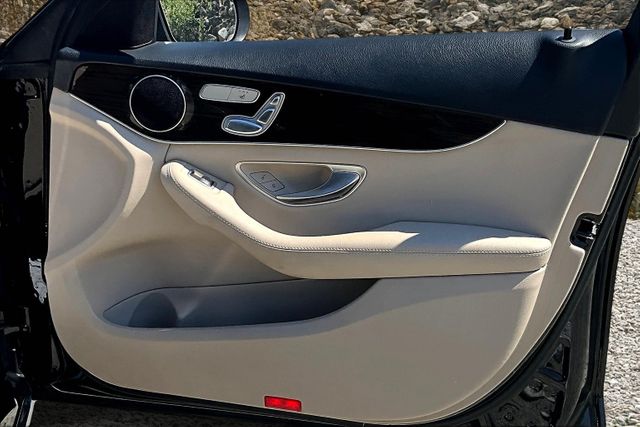 Vehicle image 23 of 33
