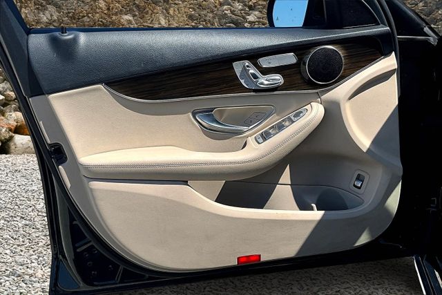 Vehicle image 22 of 33