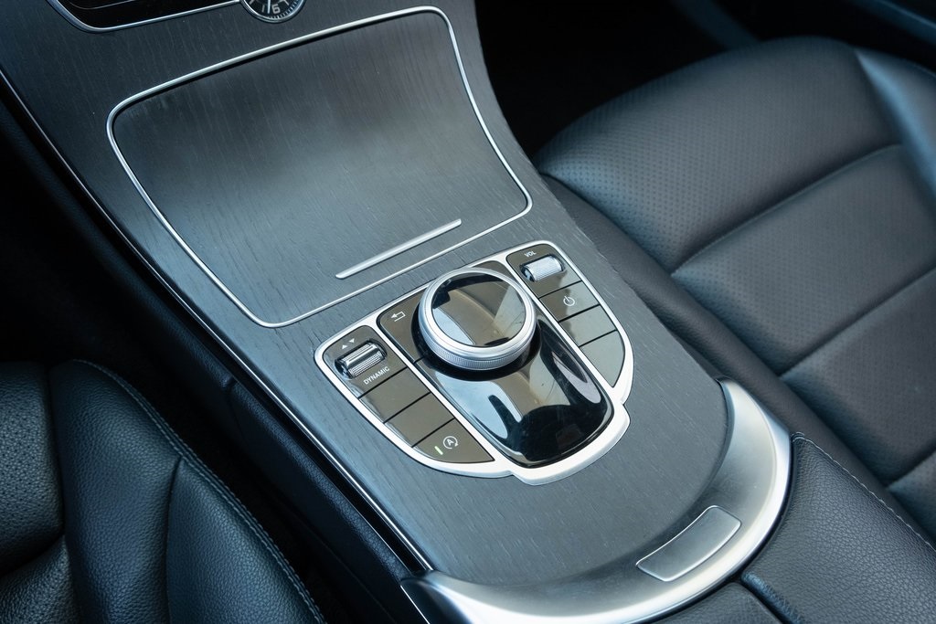 Vehicle image 11 of 15