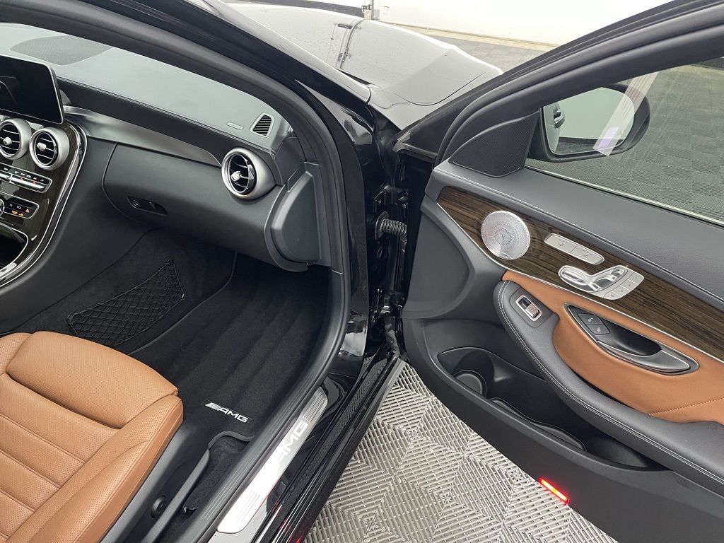 Vehicle image 17 of 31