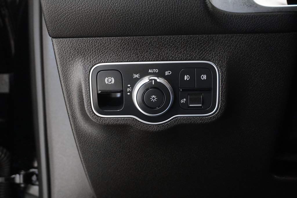 Vehicle image 21 of 31