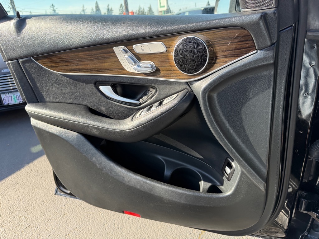 Vehicle image 20 of 28