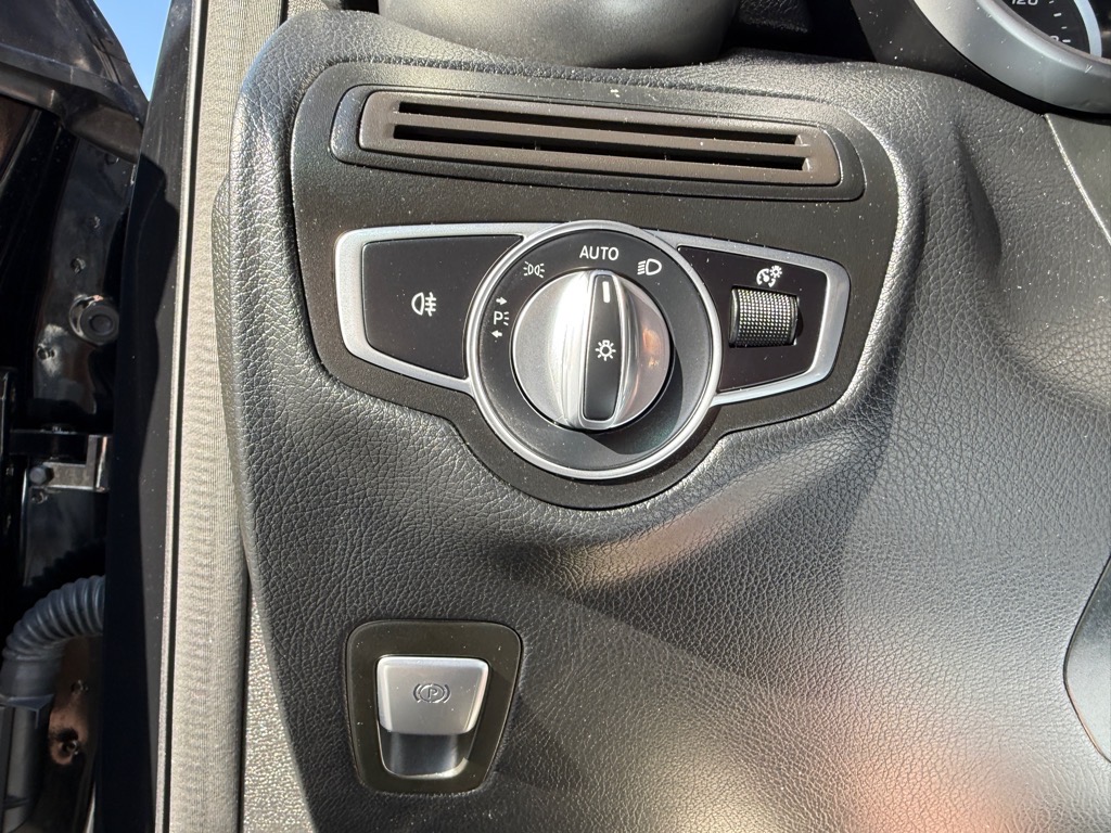 Vehicle image 21 of 28