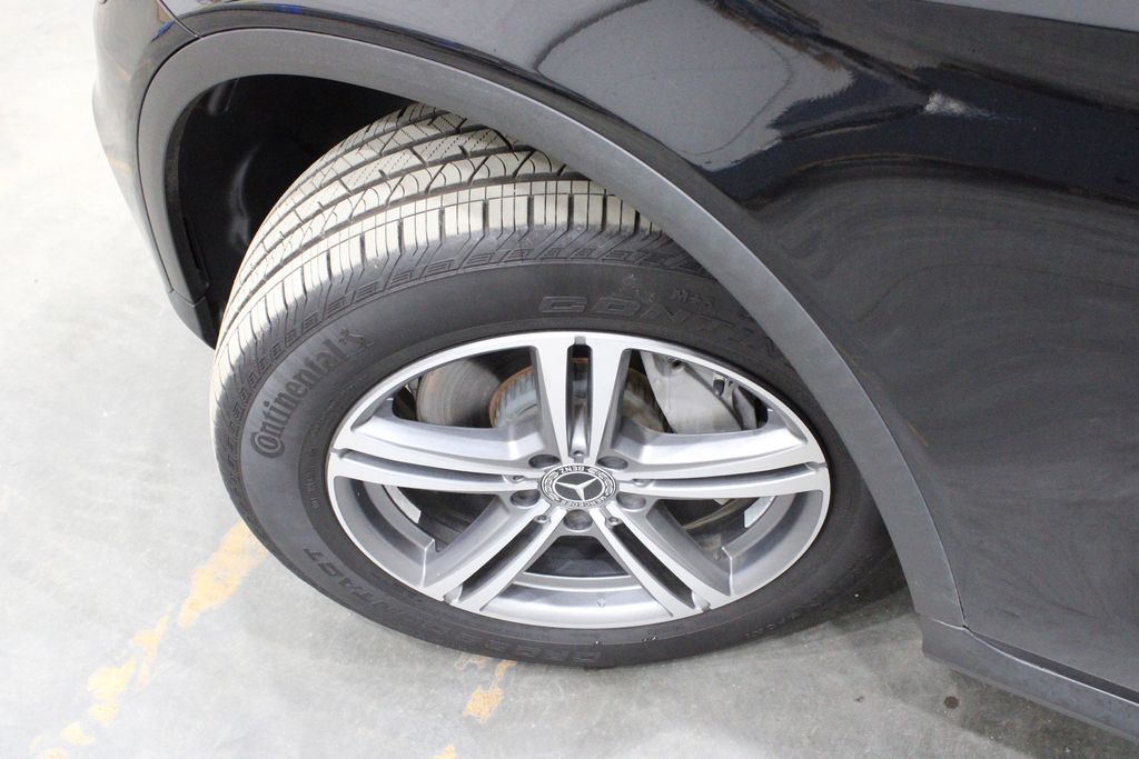 2020 Mercedes-Benz GLC 300 Image 9 of 37