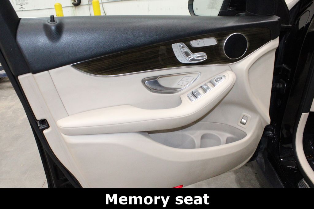 2020 Mercedes-Benz GLC 300 Image 21 of 37