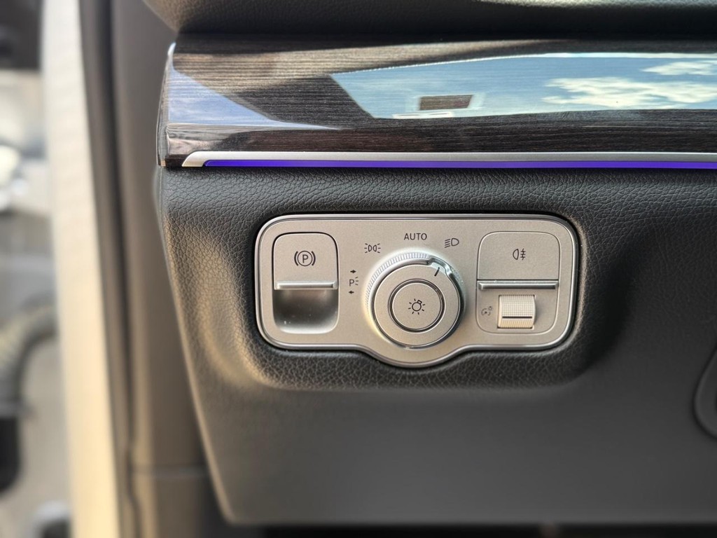 Vehicle image 26 of 31