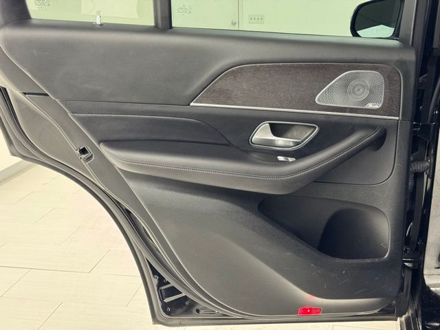 Vehicle image 41 of 48