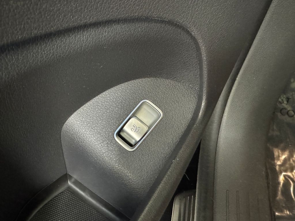 Vehicle image 32 of 47