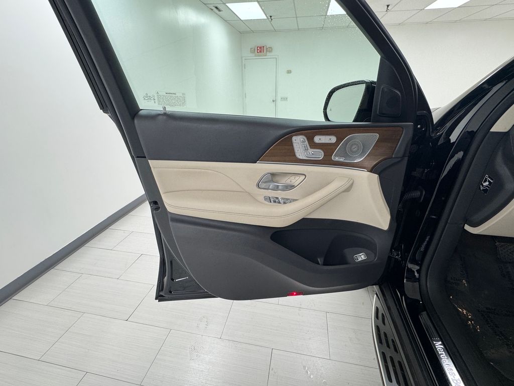 Vehicle image 20 of 47