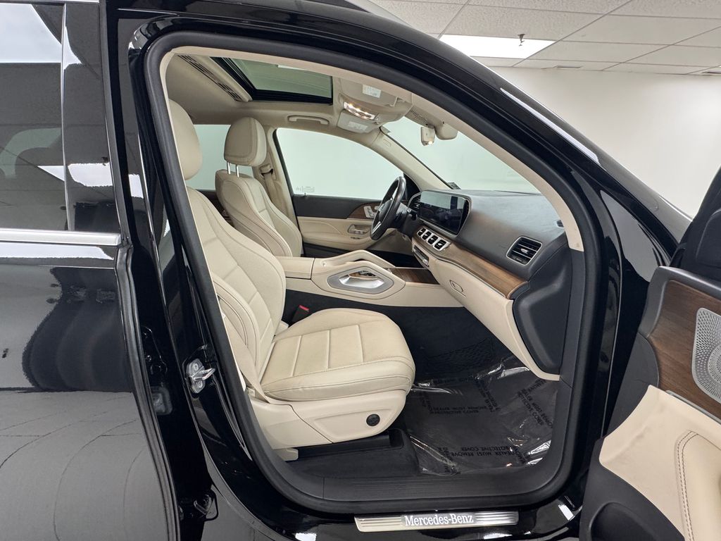 Vehicle image 17 of 47