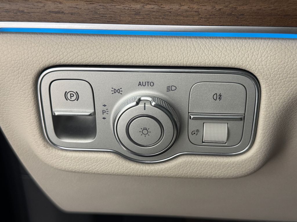 Vehicle image 28 of 47