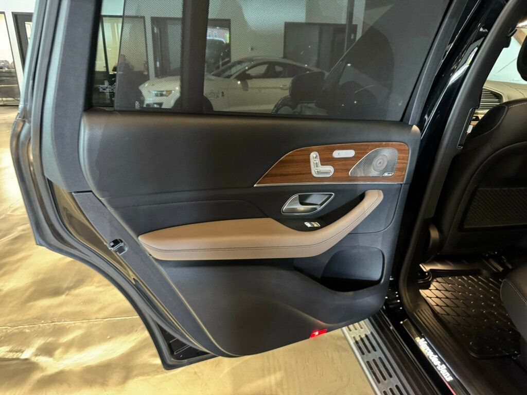 Vehicle image 20 of 22