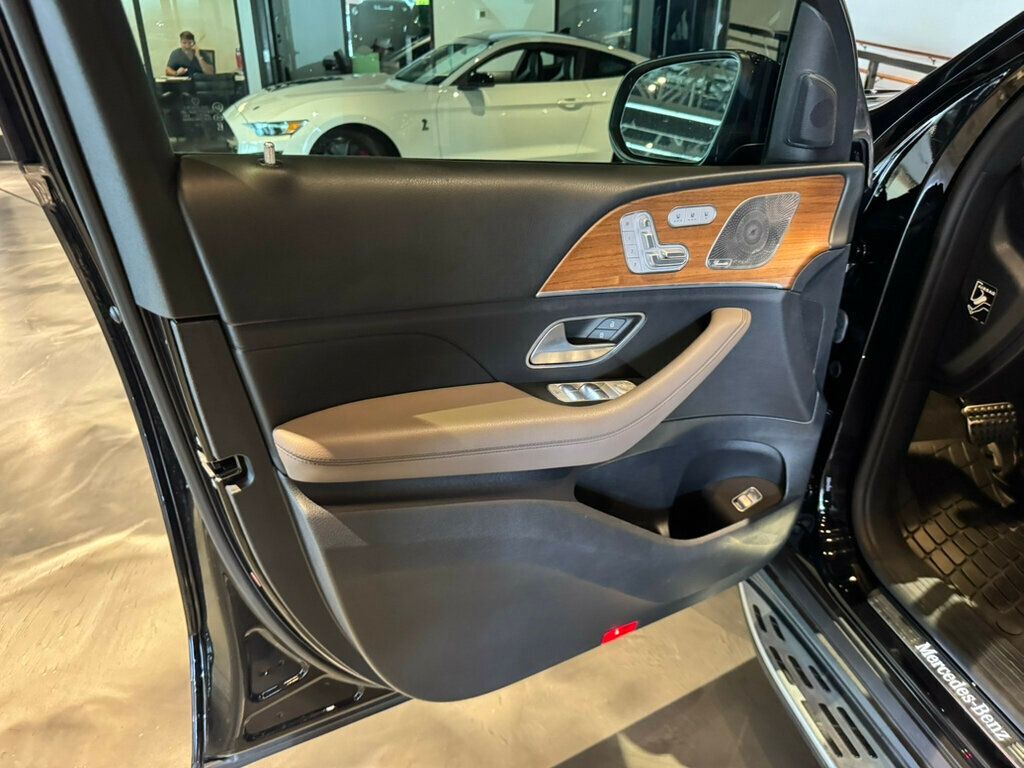 Vehicle image 18 of 22