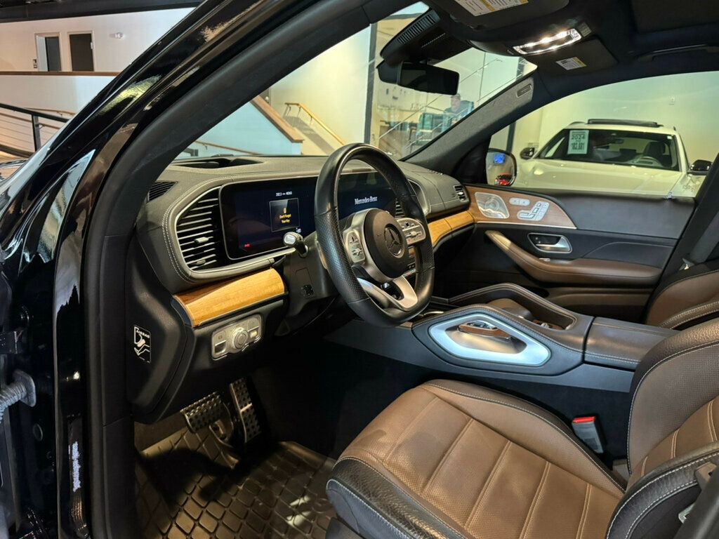 Vehicle image 17 of 22