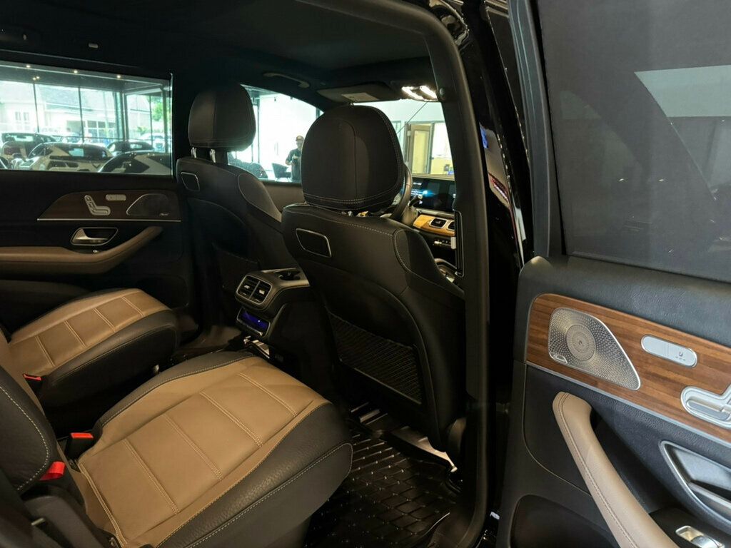 Vehicle image 13 of 22