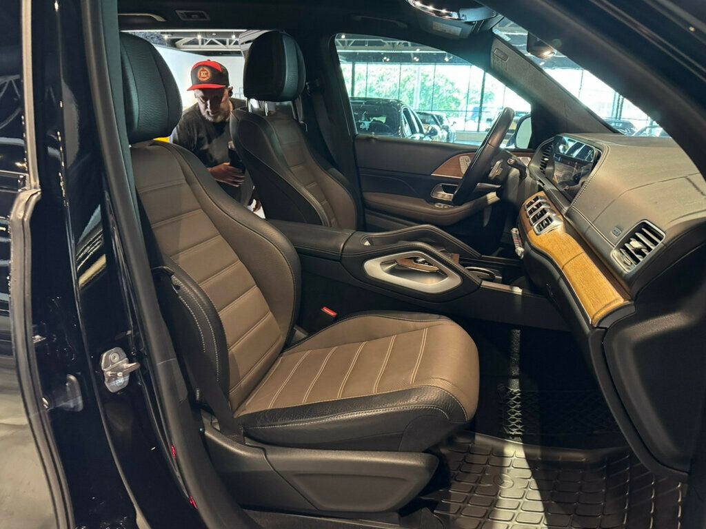 Vehicle image 10 of 22