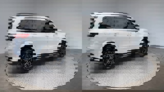 Vehicle image 8 of 32