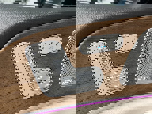 Vehicle image 17 of 32