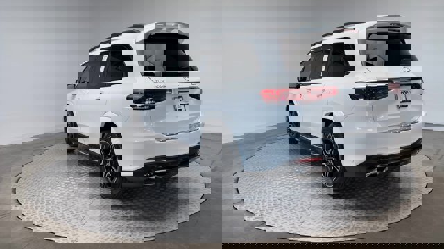 Vehicle image 10 of 32