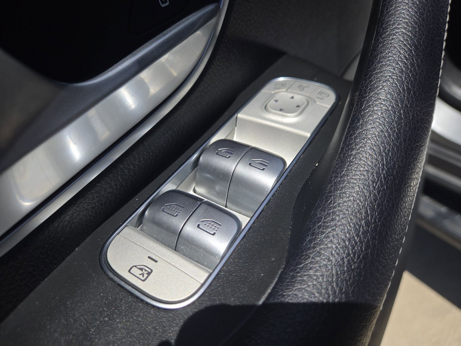 Vehicle image 28 of 35