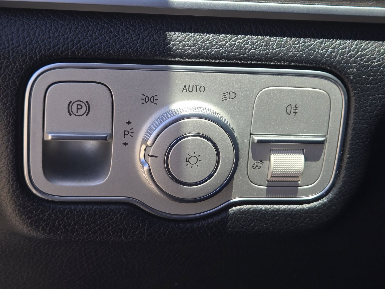 Vehicle image 23 of 35