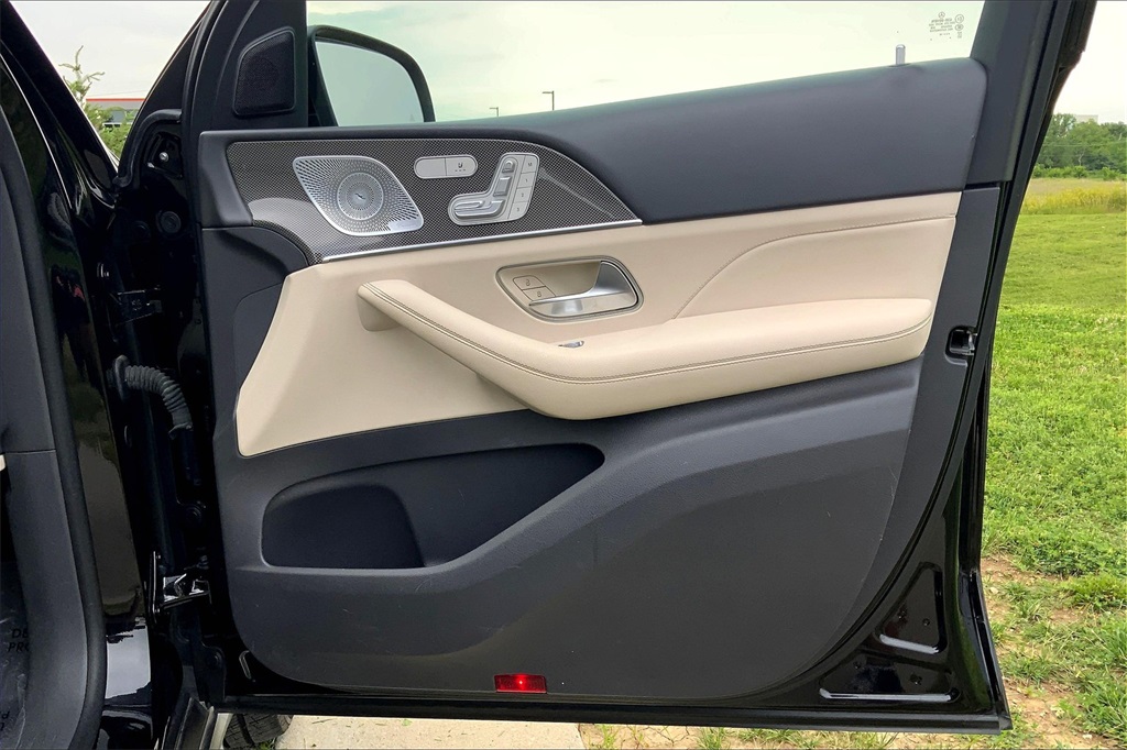Vehicle image 18 of 40