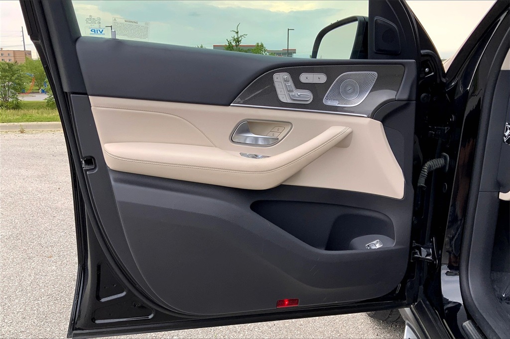 Vehicle image 17 of 40