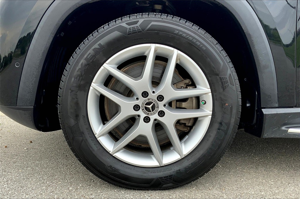 Vehicle image 10 of 40