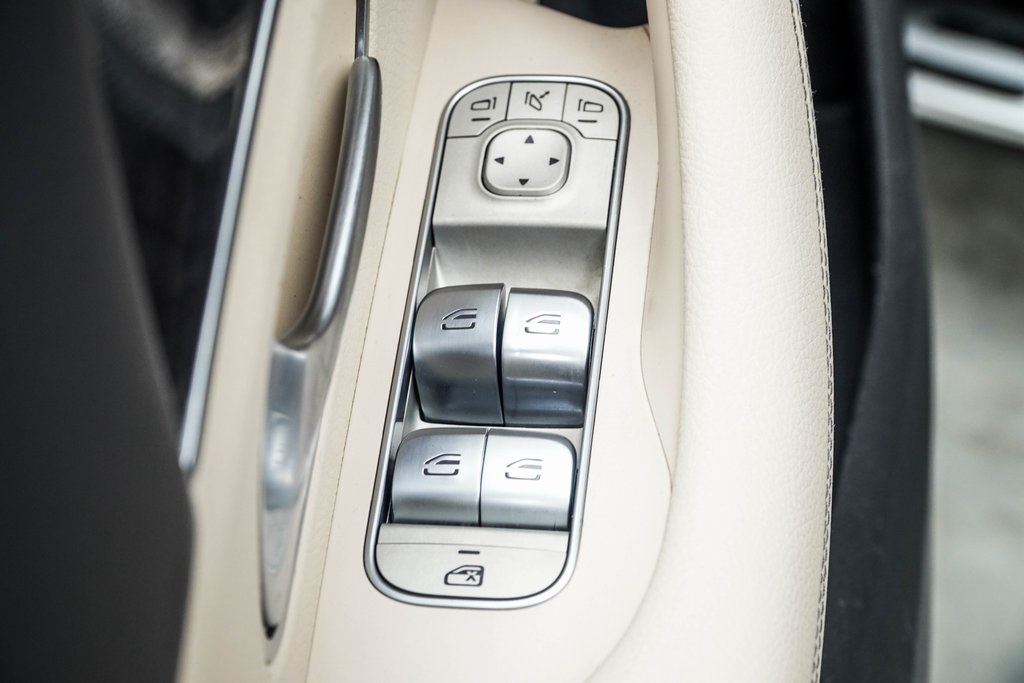 Vehicle image 31 of 39