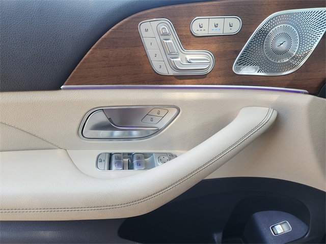 Vehicle image 24 of 33