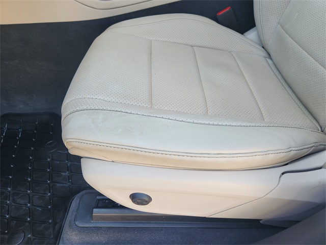 Vehicle image 27 of 33