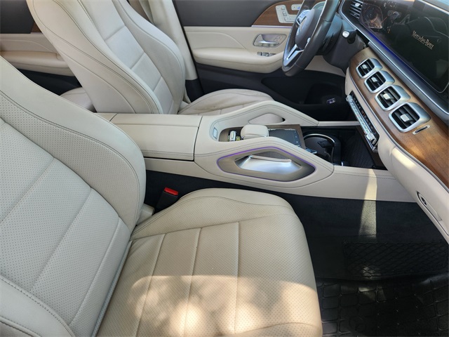 Vehicle image 21 of 33