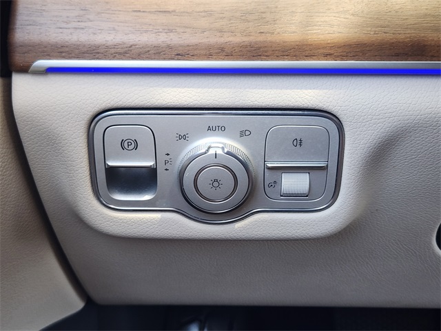 Vehicle image 26 of 33