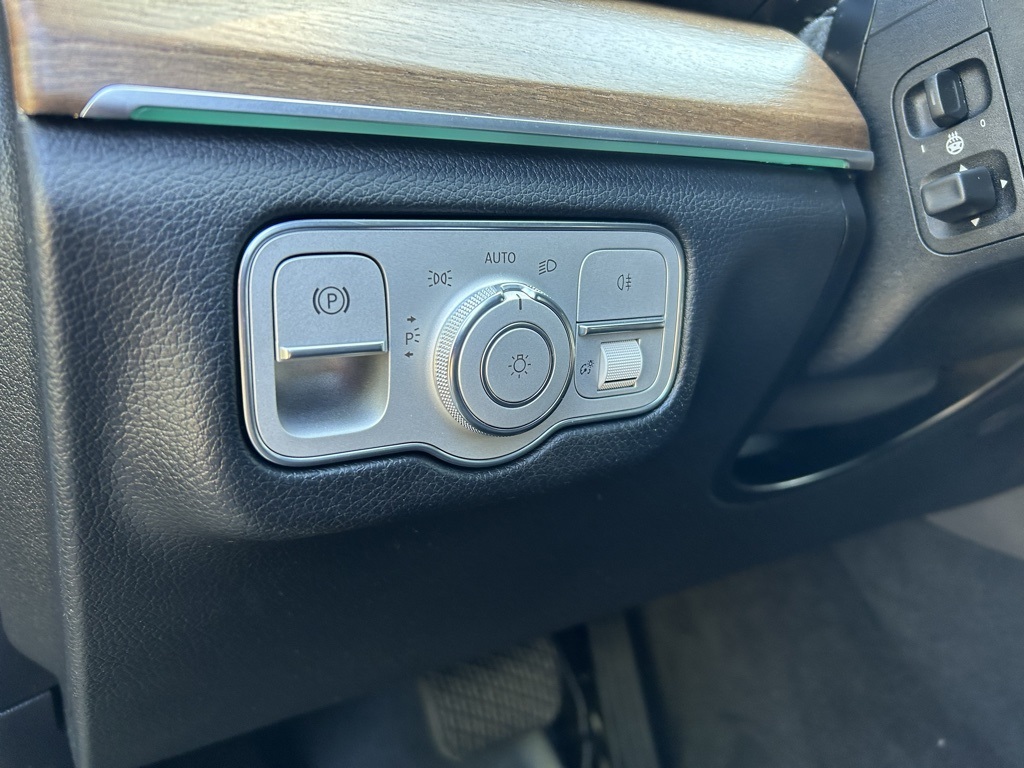 Vehicle image 13 of 34