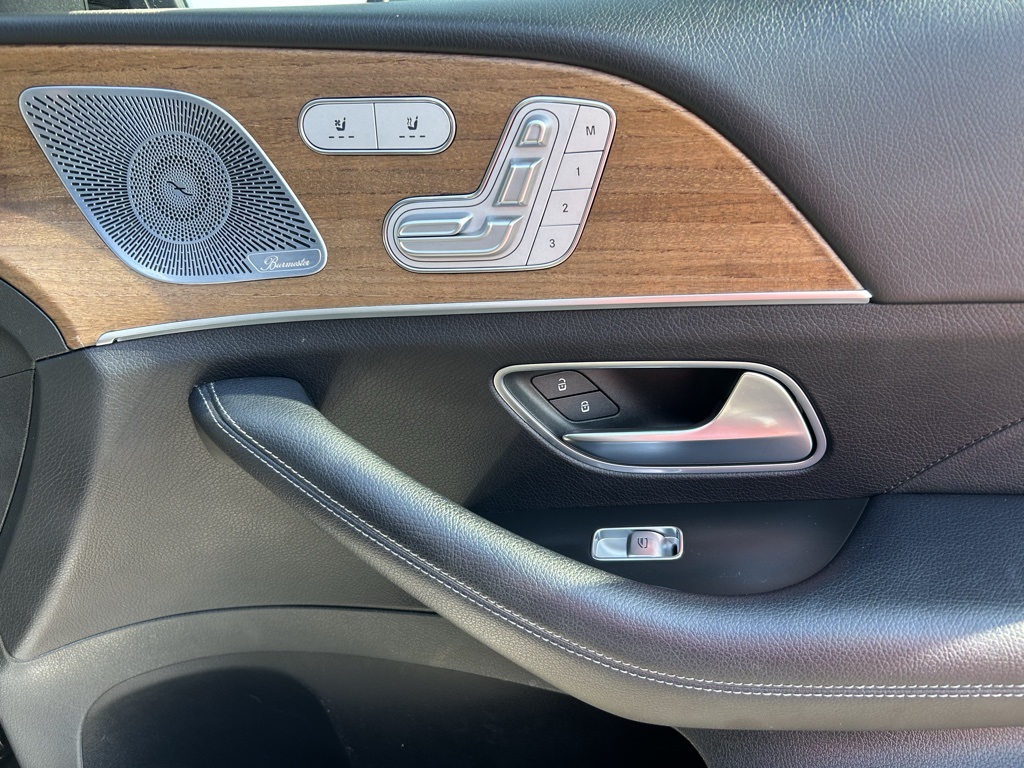 Vehicle image 32 of 34