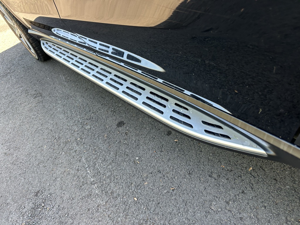 Vehicle image 10 of 34