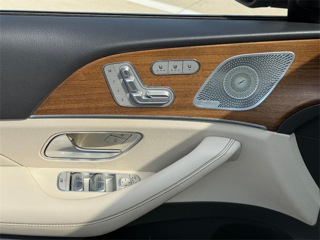 Vehicle image 25 of 27