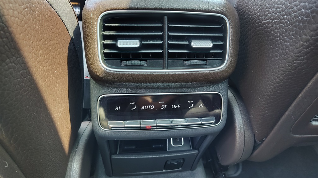 Vehicle image 32 of 46