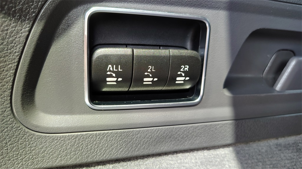 Vehicle image 40 of 46