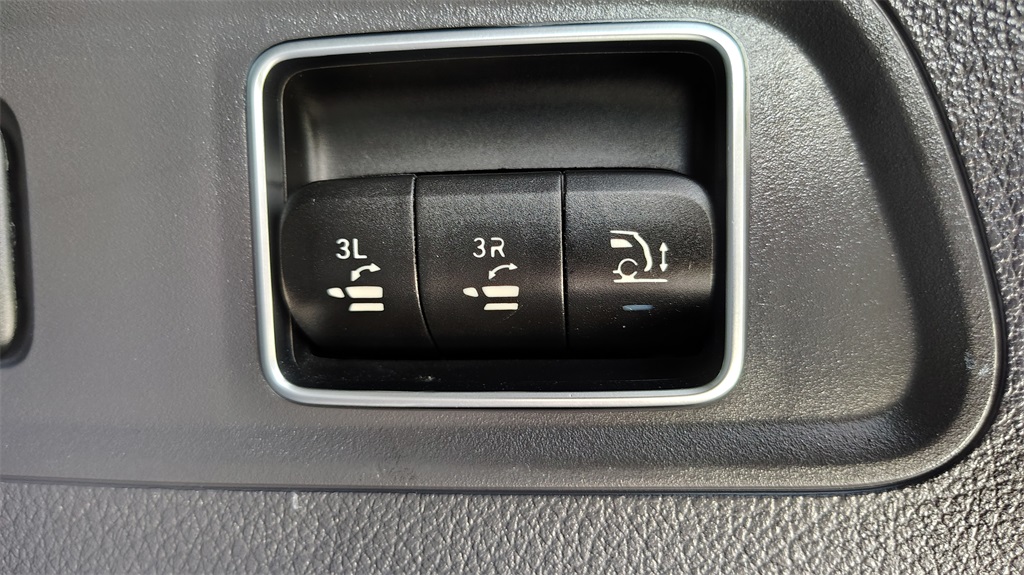 Vehicle image 39 of 46