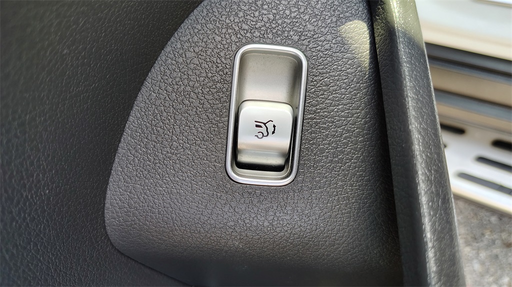 Vehicle image 34 of 46