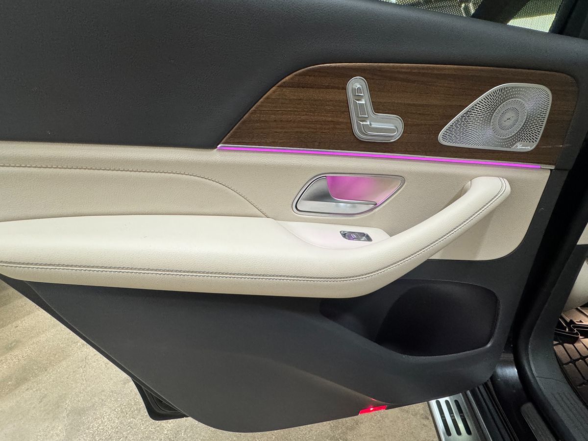 Vehicle image 32 of 49