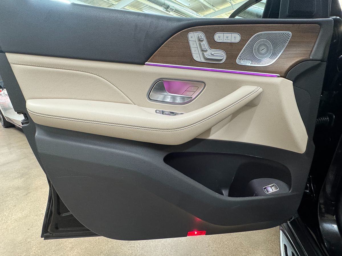 Vehicle image 33 of 49