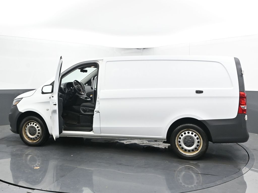 Vehicle image 33 of 58