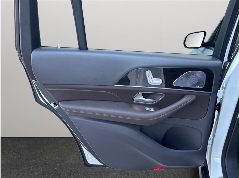 Vehicle image 40 of 52