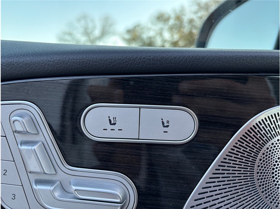 Vehicle image 33 of 52